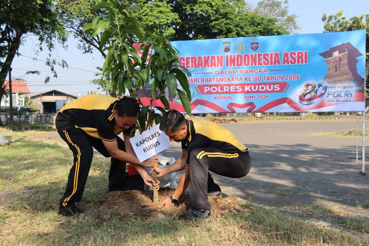 Sambut Hari Bhayangkara Ke-80, Polres Kudus Hijaukan Terminal Jati dan Salurkan 100 Paket Bansos