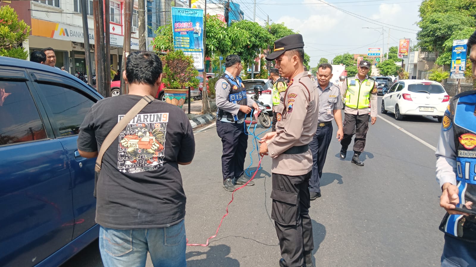 Polsek Kudus Kota Gerak Cepat Tindak Lanjuti Aduan 110, Pastikan Kantong Parkir Depan BNI Kondusif dan Tertib