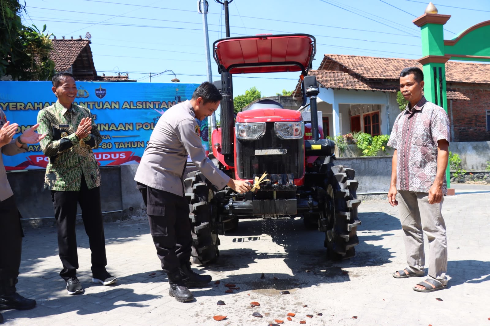 Polres Kudus Serahkan Alsintan untuk Poktan Binaan, Dukung Ketahanan Pangan Nasional